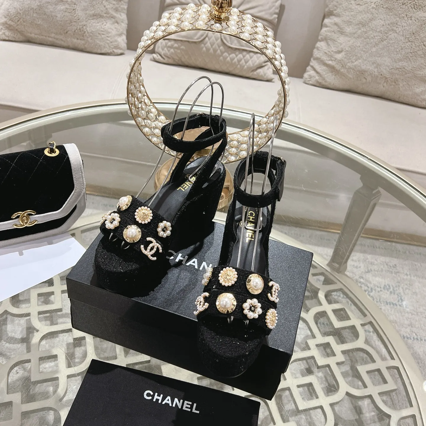 👟👟Ex-factory price 580👟👟 𝐂𝐇𝐀𝐍𝐄𝐋 | Xiaoxiang 25𝐬𝐬Spring and summer new products Counter classic catwalk models New series of high-heeled and waterproof platform sandals〰 A must-have in the fashion circle, the combination will interpret the meticulous, minimalist and classic elements that will never fade away It shows a unique dressing style that is too beautiful to say. A must-have for summer... Upper: Highly customized original specific fabrics. Lining: imported sheepskin lining. Outsole: original molded non-slip outsole. Heel height: 12cm. Waterproof platform: 2.5cm. Size: 35-39 (40.41.42 customization is not returnable)